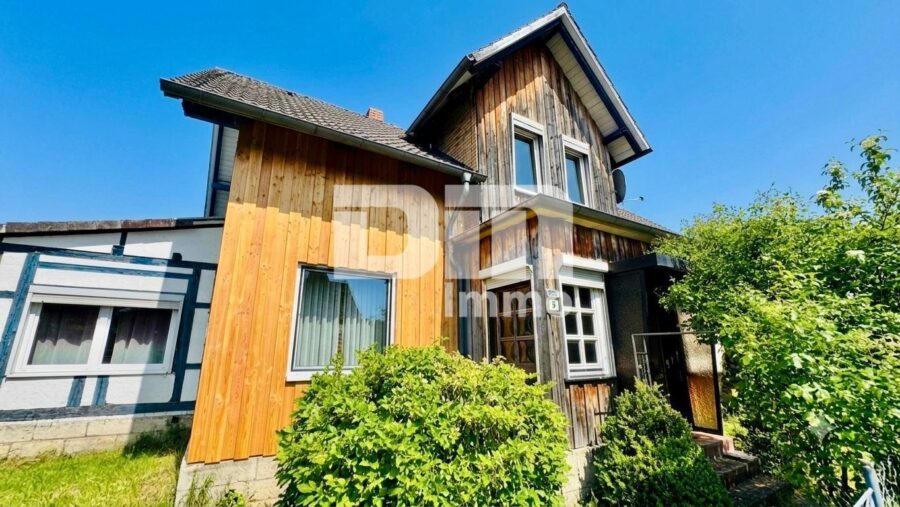 Charmantes Einfamilienhaus/Resthof mit viel Platz, modernisierter Technik und idyllischem Garten - Frontansicht Wohnhaus